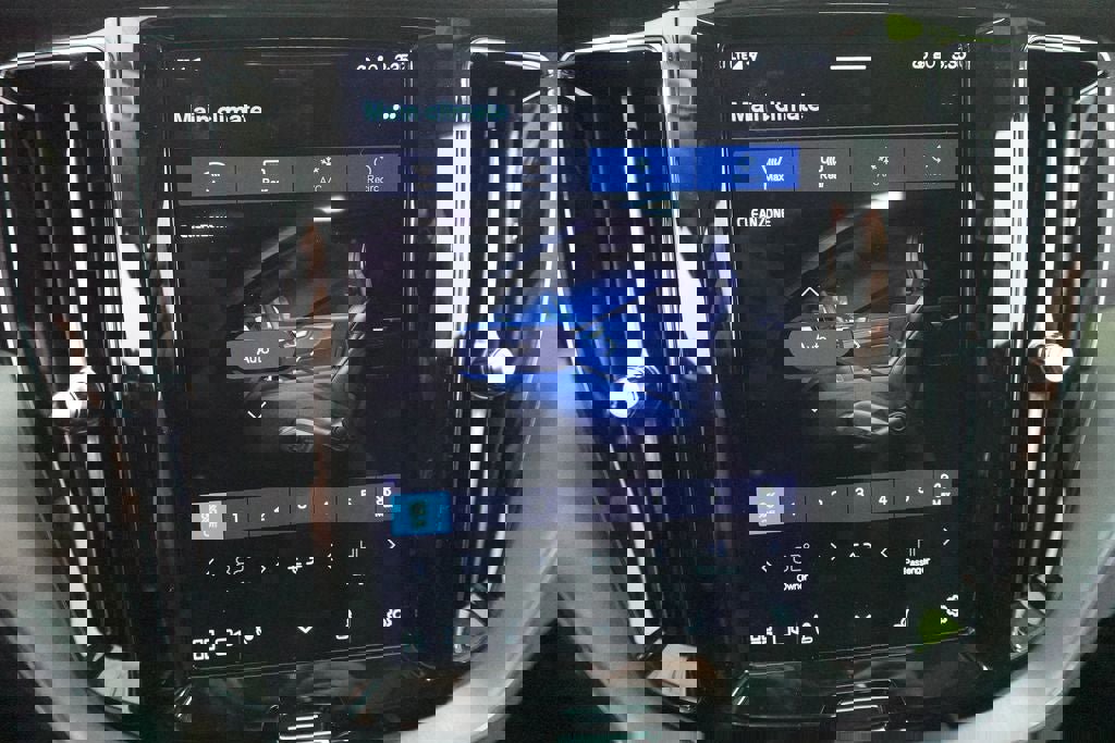 Used 2023 Volvo XC60 B5 Core image 20