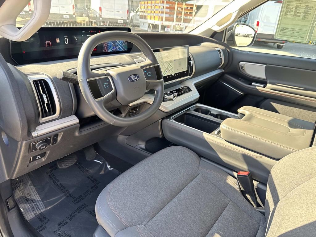 Certified 2025 Ford Expedition Active AWD/4WD image 17