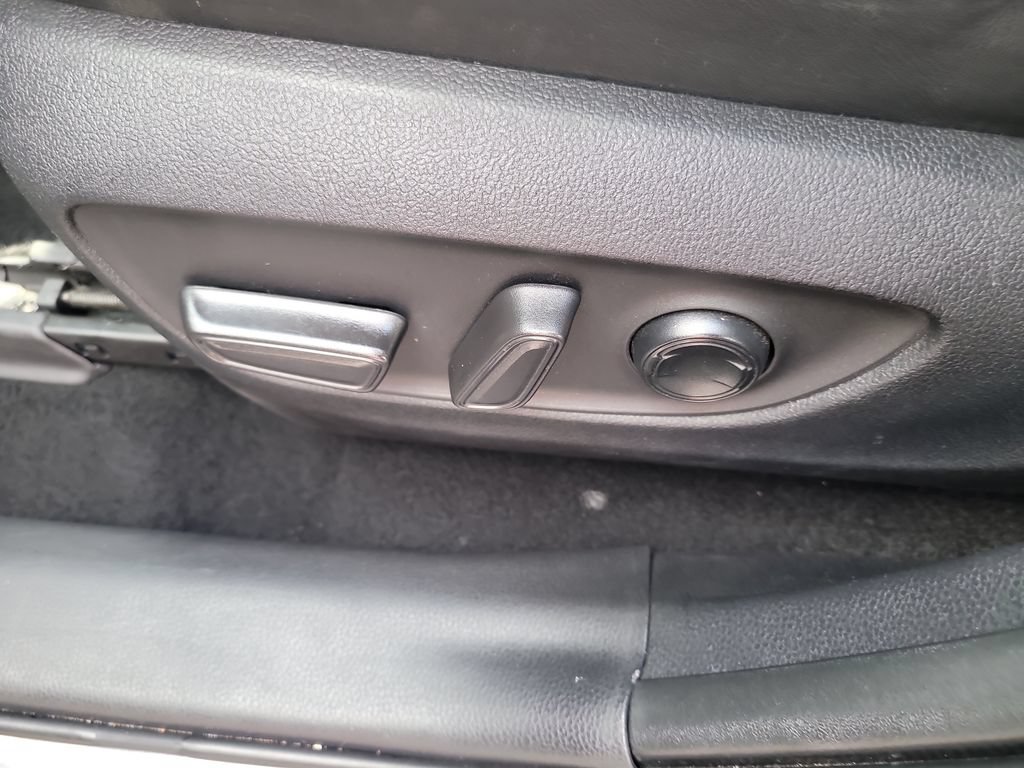 Used 2020 Toyota RAV4 Limited FWD image 19