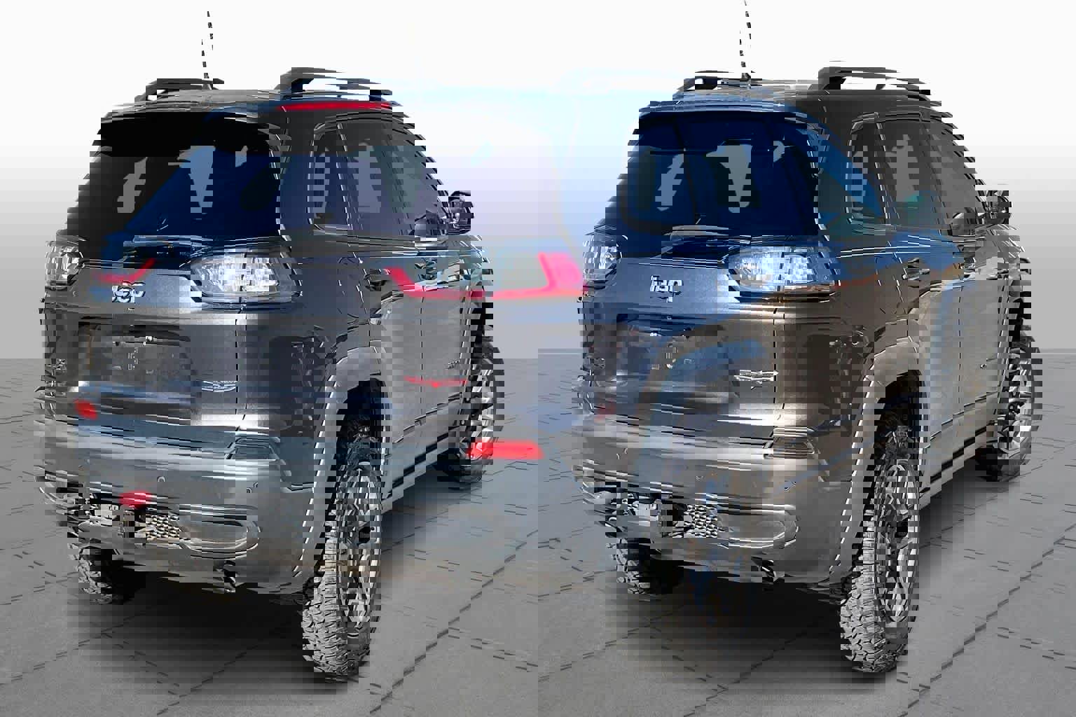 Used 2019 Jeep Cherokee Trailhawk w/ Cold Weather Group image 12