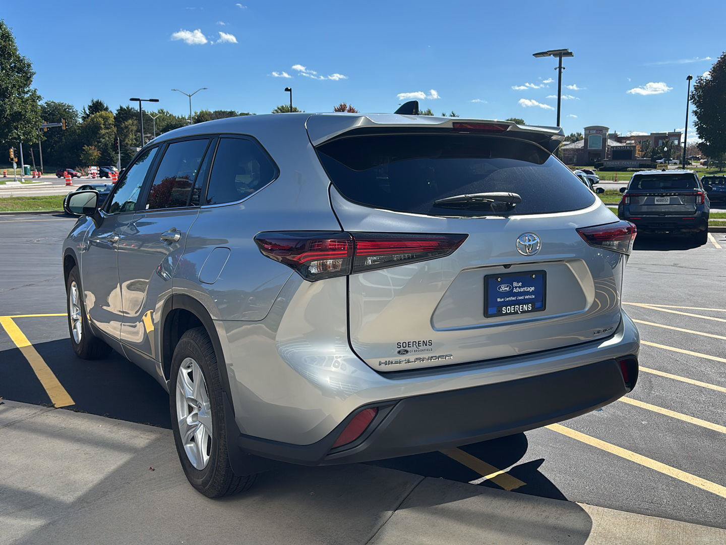 Used 2025 Toyota Highlander LE AWD/4WD image 7