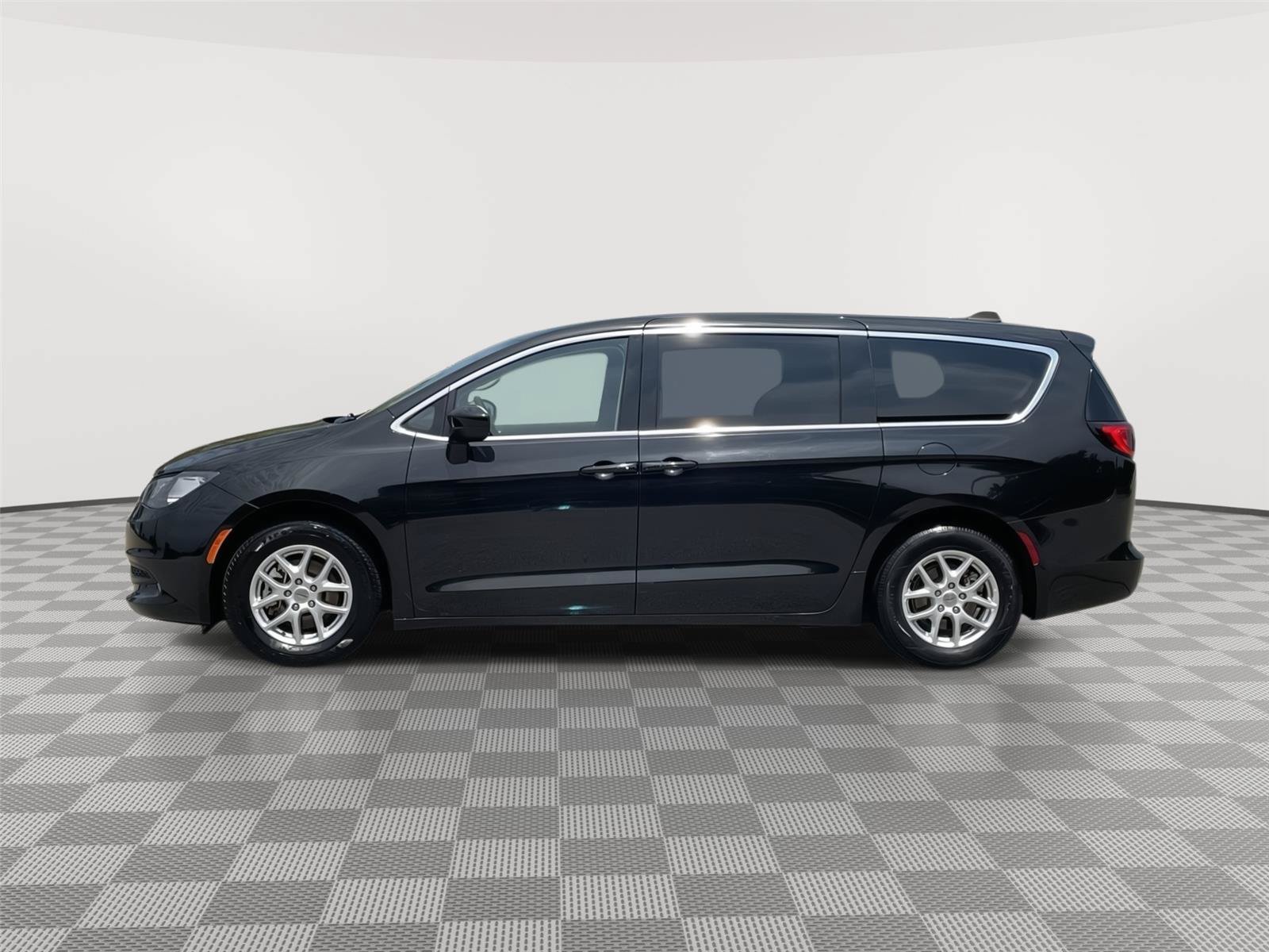 Used 2022 Chrysler Voyager LX FWD image 2