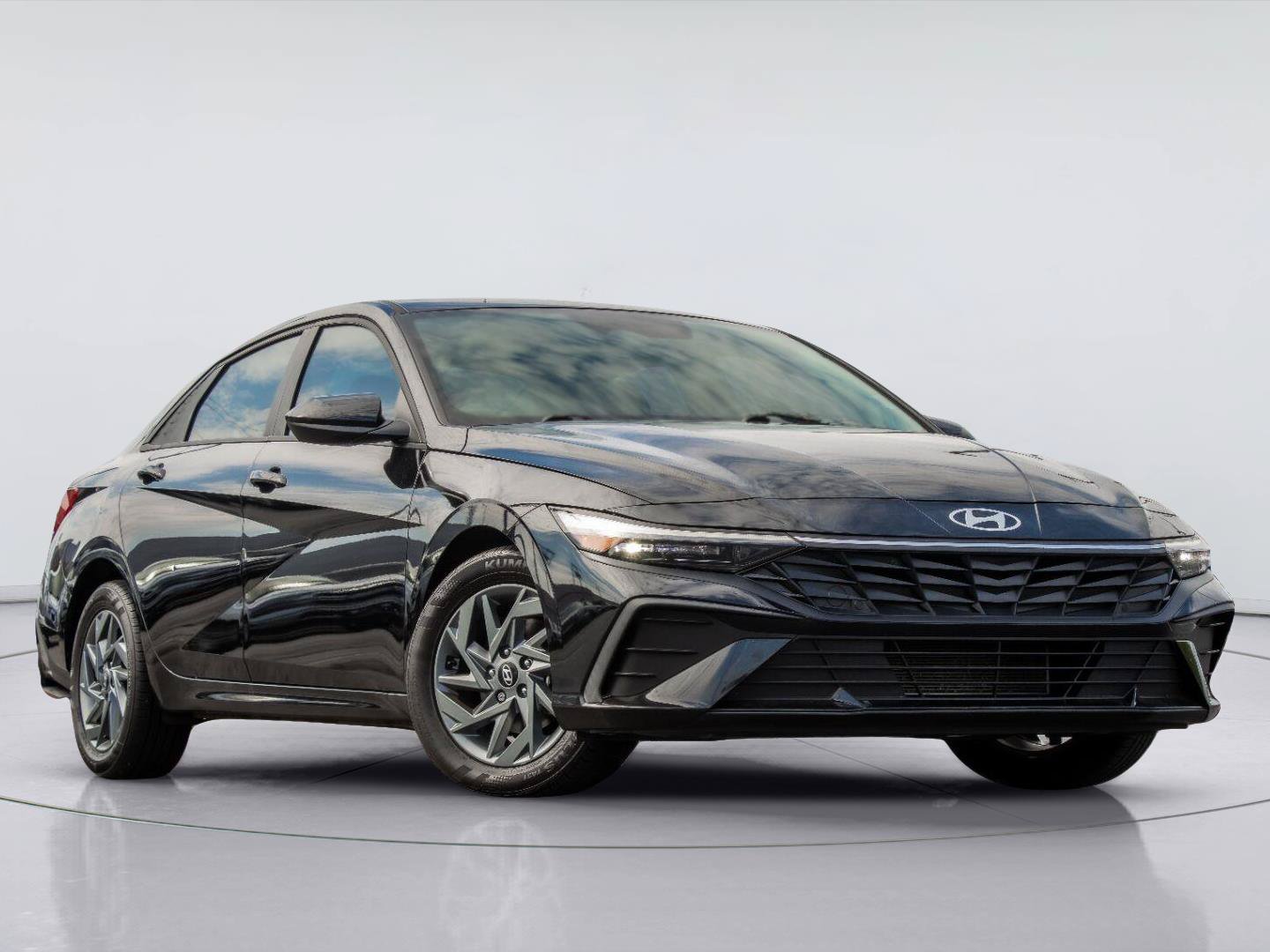 Used 2024 Hyundai Elantra SEL FWD image 2