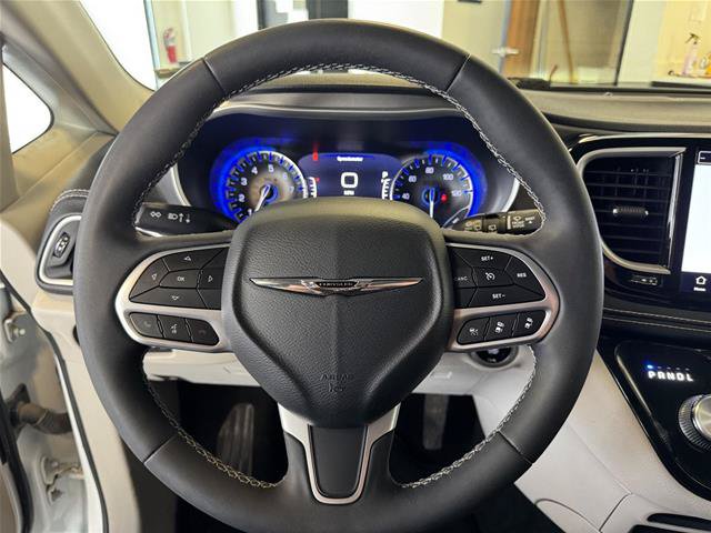 Used 2022 Chrysler Pacifica Touring-L AWD/4WD image 12