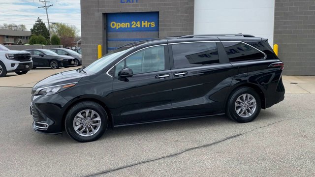 Used 2024 Toyota Sienna XLE w/ XLE Plus Package FWD image 6