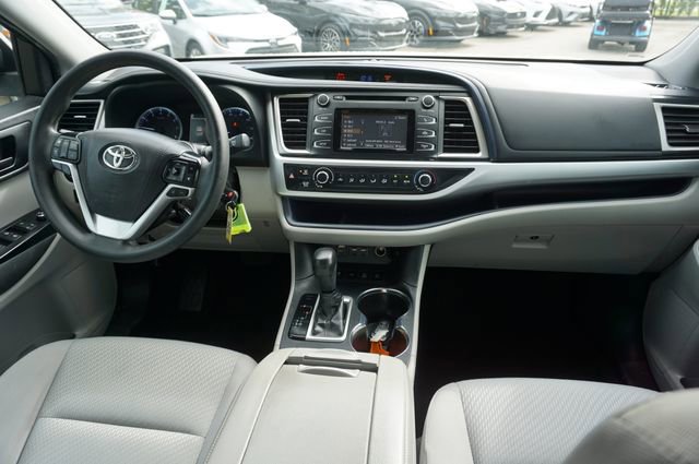 Used 2019 Toyota Highlander LE AWD/4WD image 11
