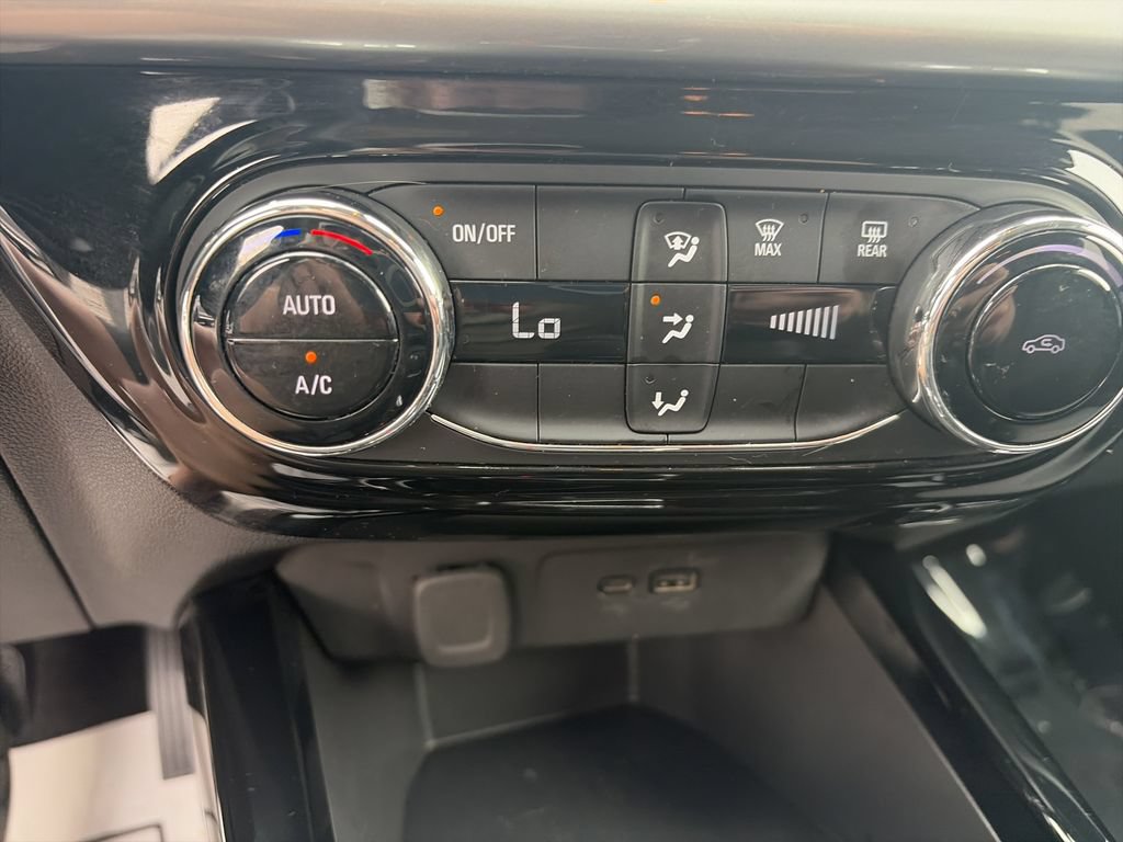 Used 2025 Chevrolet Trax LT FWD image 25