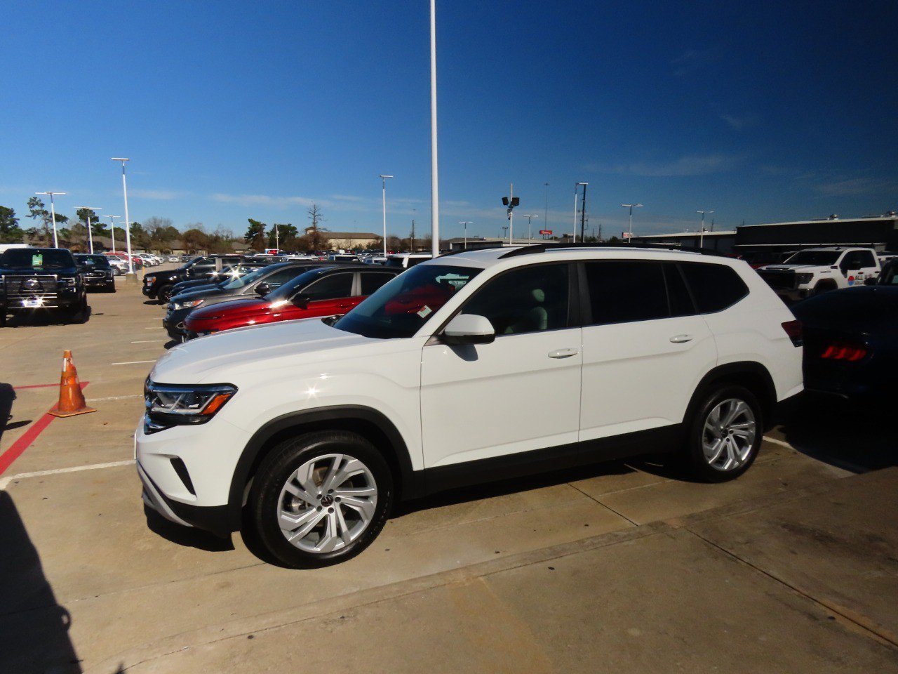 Used 2023 Volkswagen Atlas SE image 2