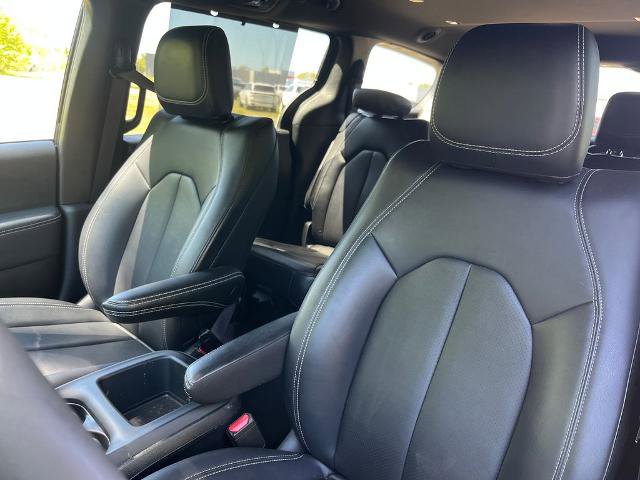 Used 2025 Chrysler Pacifica Select FWD image 11