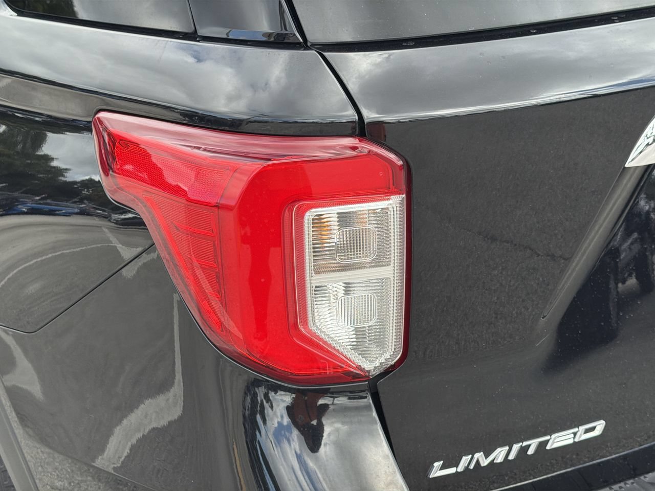 Certified 2023 Ford Explorer Limited w/ Limited Technology Package RWD image 7