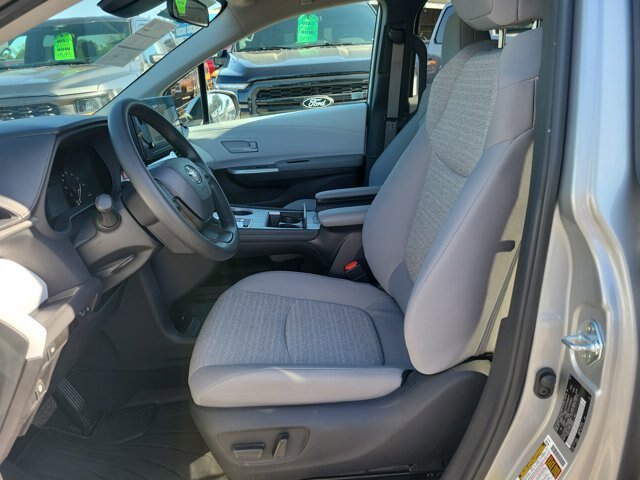 Used 2025 Toyota Sienna LE AWD/4WD image 13
