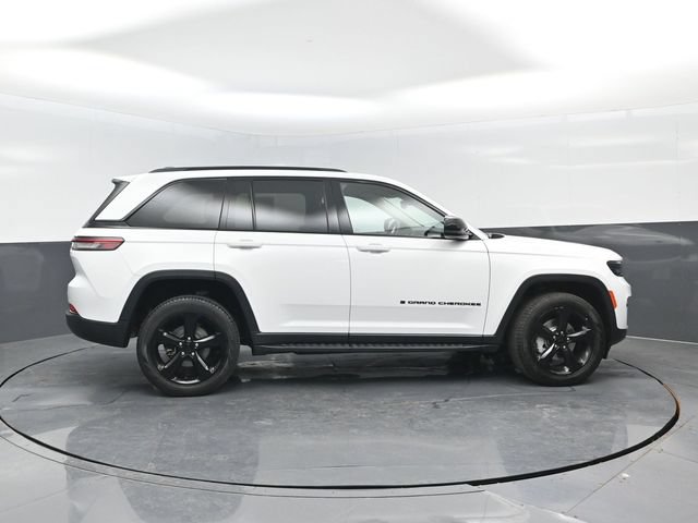 Used 2023 Jeep Grand Cherokee Limited w/ Black Appearance Package AWD/4WD image 3