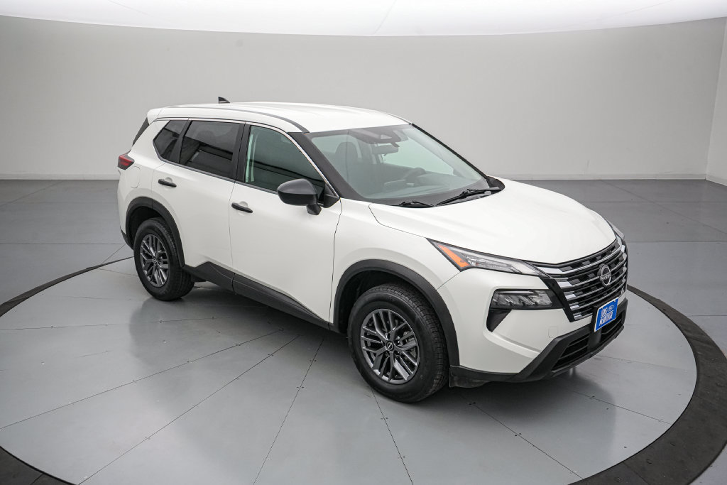 Used 2025 Nissan Rogue S AWD/4WD image 2