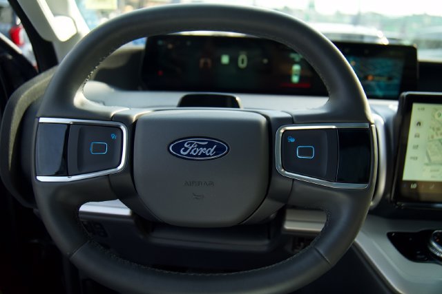 Certified 2025 Ford Expedition Active AWD/4WD image 18