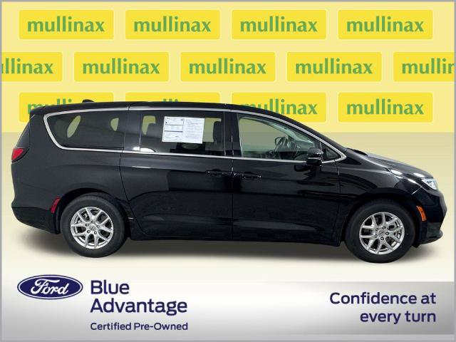 Used 2024 Chrysler Pacifica Touring-L FWD image 2