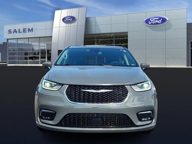 Used 2023 Chrysler Pacifica Touring-L FWD image 7