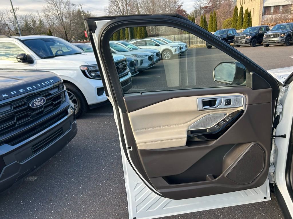 Certified 2022 Ford Explorer Platinum w/ Equipment Group 601A image 11