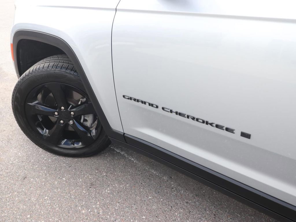 Used 2025 Jeep Grand Cherokee L Limited w/ Black Appearance Package AWD/4WD image 9