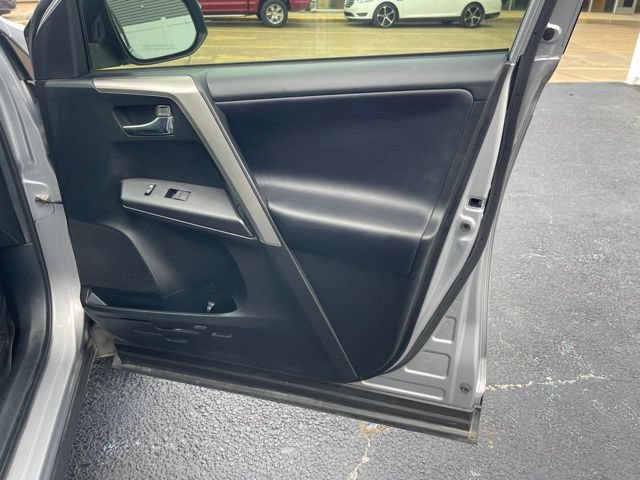 Used 2018 Toyota RAV4 XLE FWD image 18