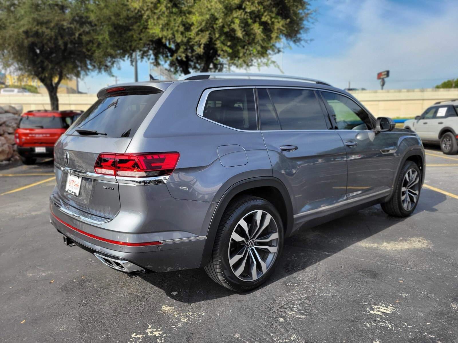 Used 2023 Volkswagen Atlas SEL Premium image 3