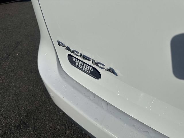 Used 2024 Chrysler Pacifica Touring-L image 5