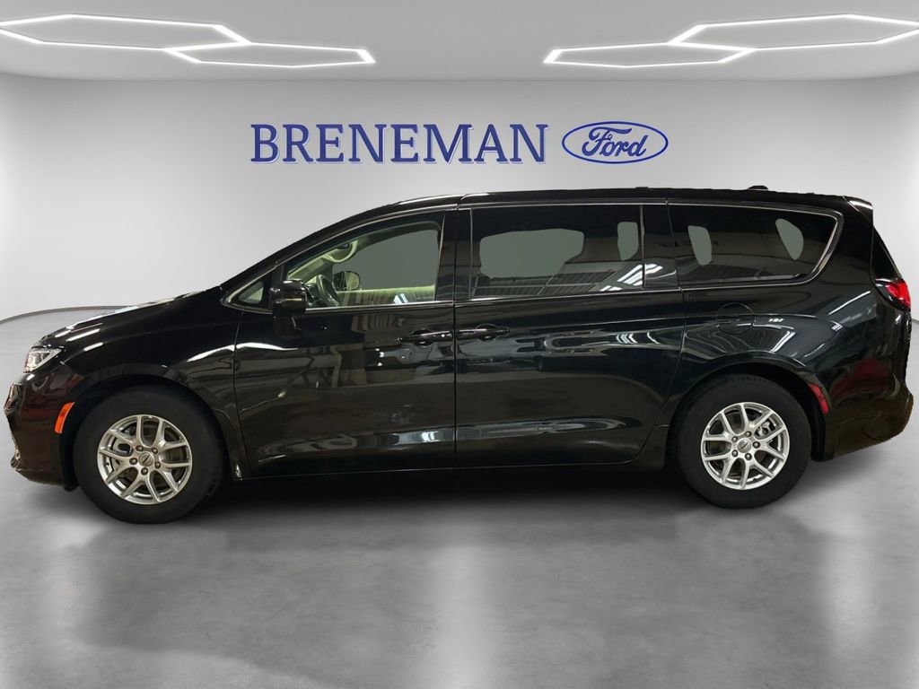 Used 2024 Chrysler Pacifica Touring-L image 8