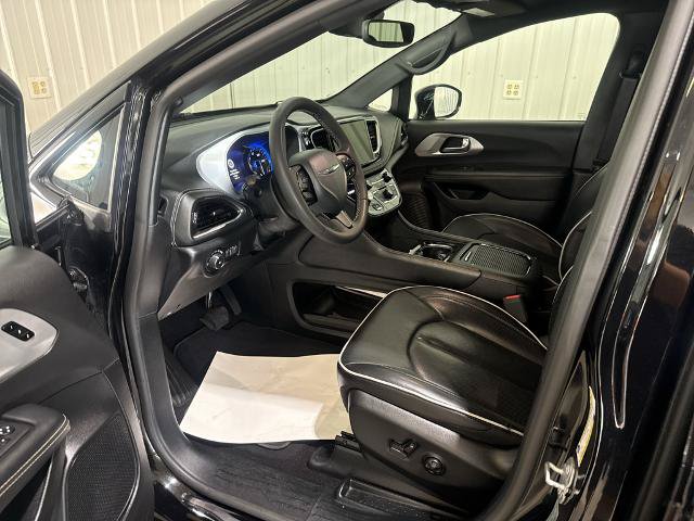 Used 2025 Chrysler Pacifica Limited FWD image 2