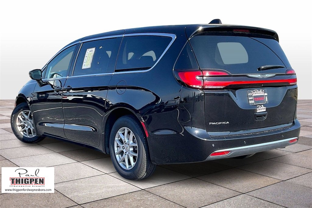 Used 2024 Chrysler Pacifica Touring-L image 2