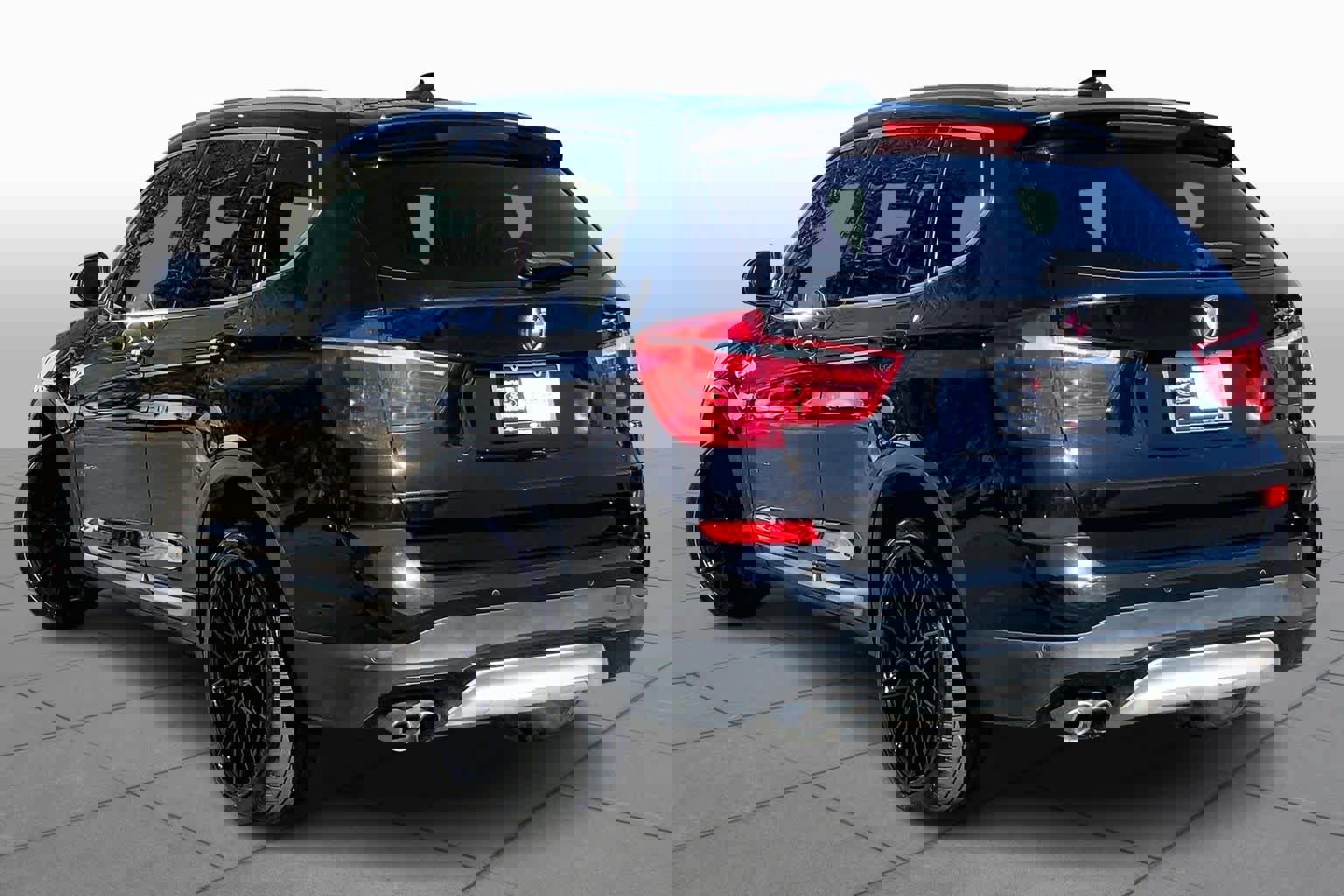 Used 2017 BMW X3 sDrive28i w/ Premium Package image 2