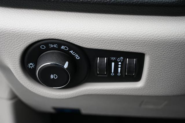 Used 2024 Chrysler Pacifica Touring-L AWD/4WD image 35