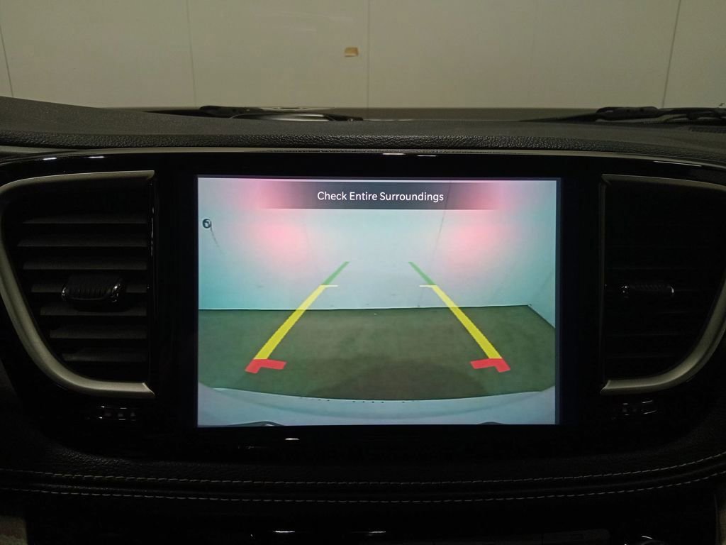 Used 2024 Chrysler Pacifica Select image 21