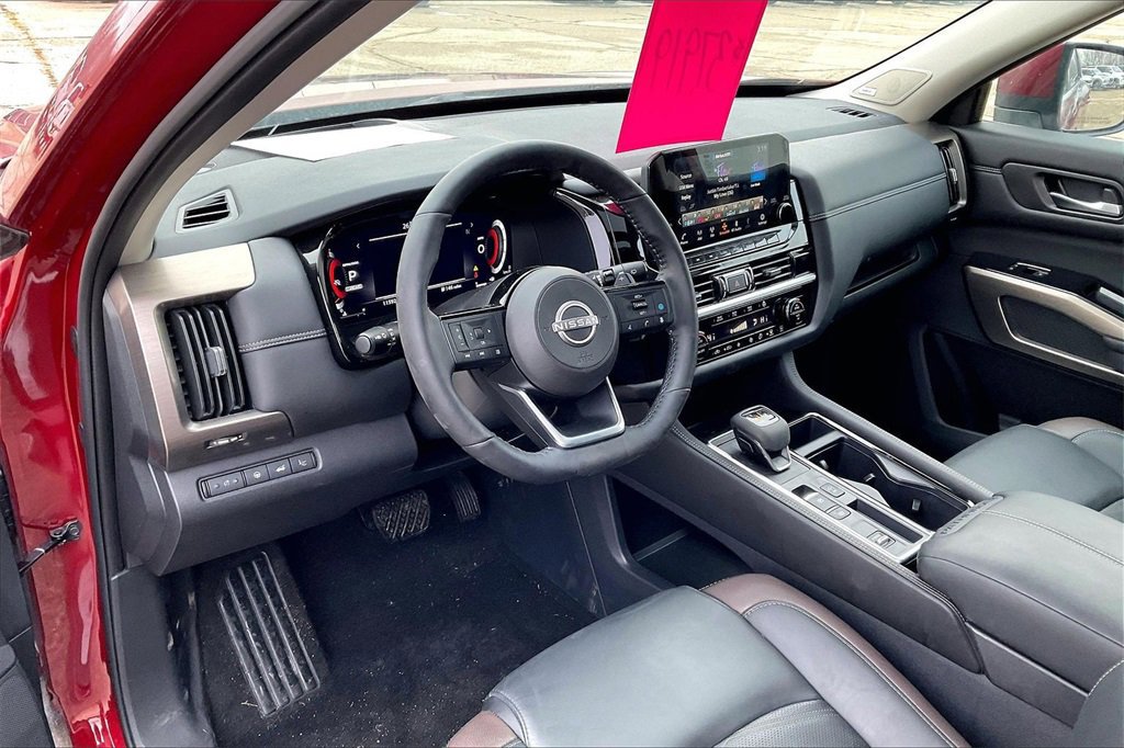 Used 2024 Nissan Pathfinder Platinum w/ Cargo Package image 7