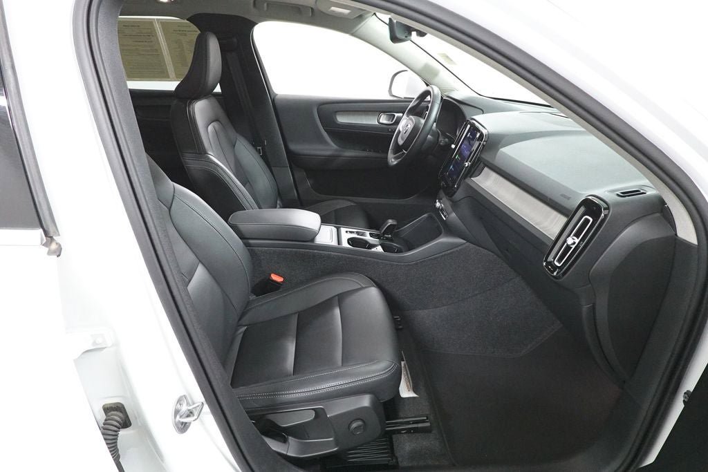 Used 2025 Volvo XC40 B5 Core AWD/4WD image 35