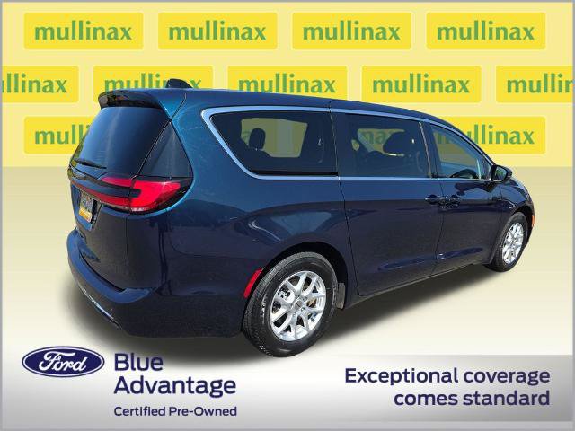 Used 2023 Chrysler Pacifica Touring-L FWD image 3