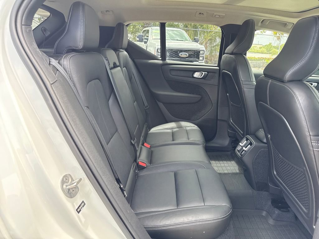 Used 2024 Volvo XC40 B5 Core image 24