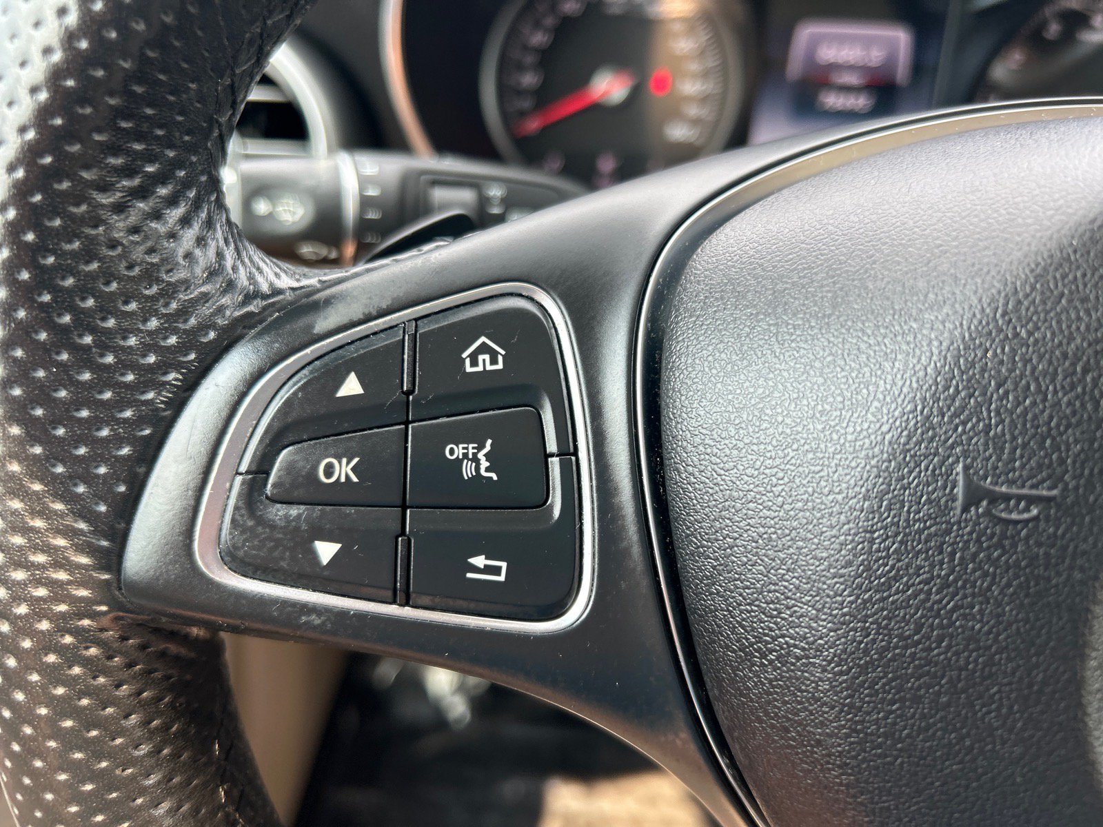 Used 2018 Mercedes-Benz GLC 300 4MATIC image 24