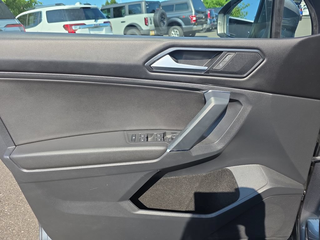 Used 2018 Volkswagen Tiguan SE AWD/4WD image 16