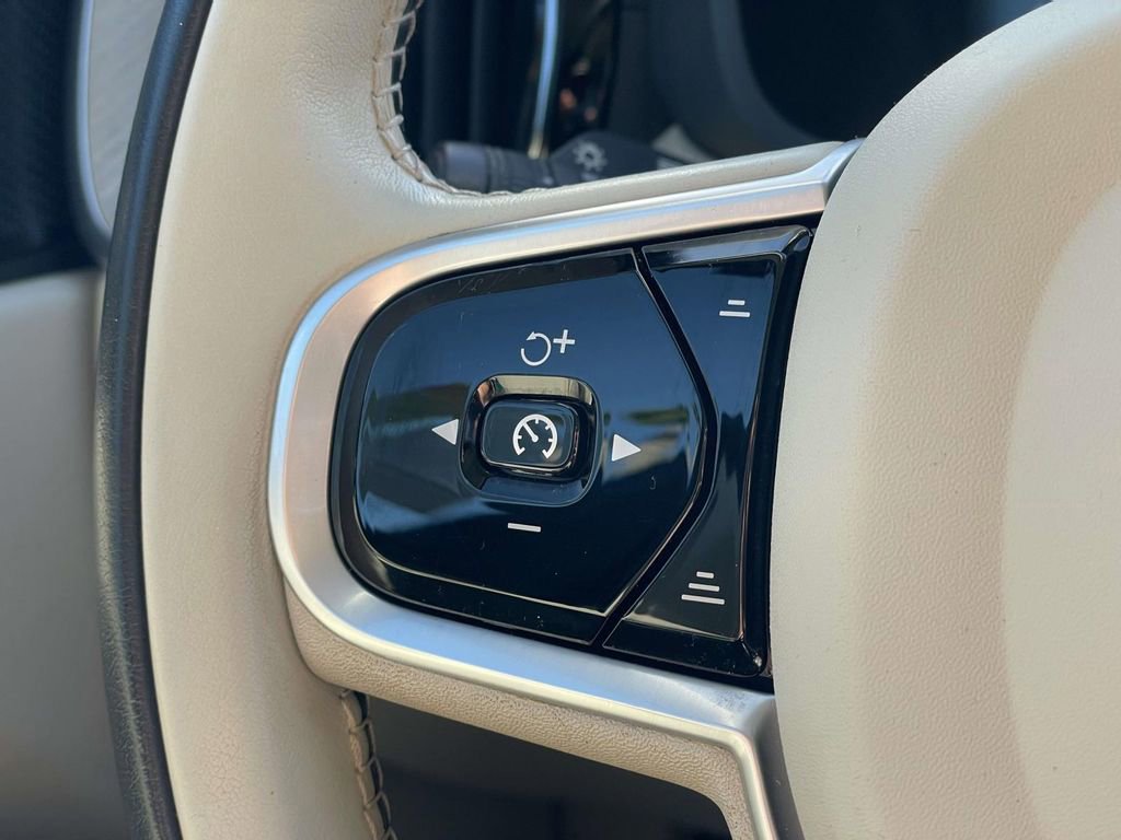 Used 2020 Volvo XC60 T5 Inscription image 11