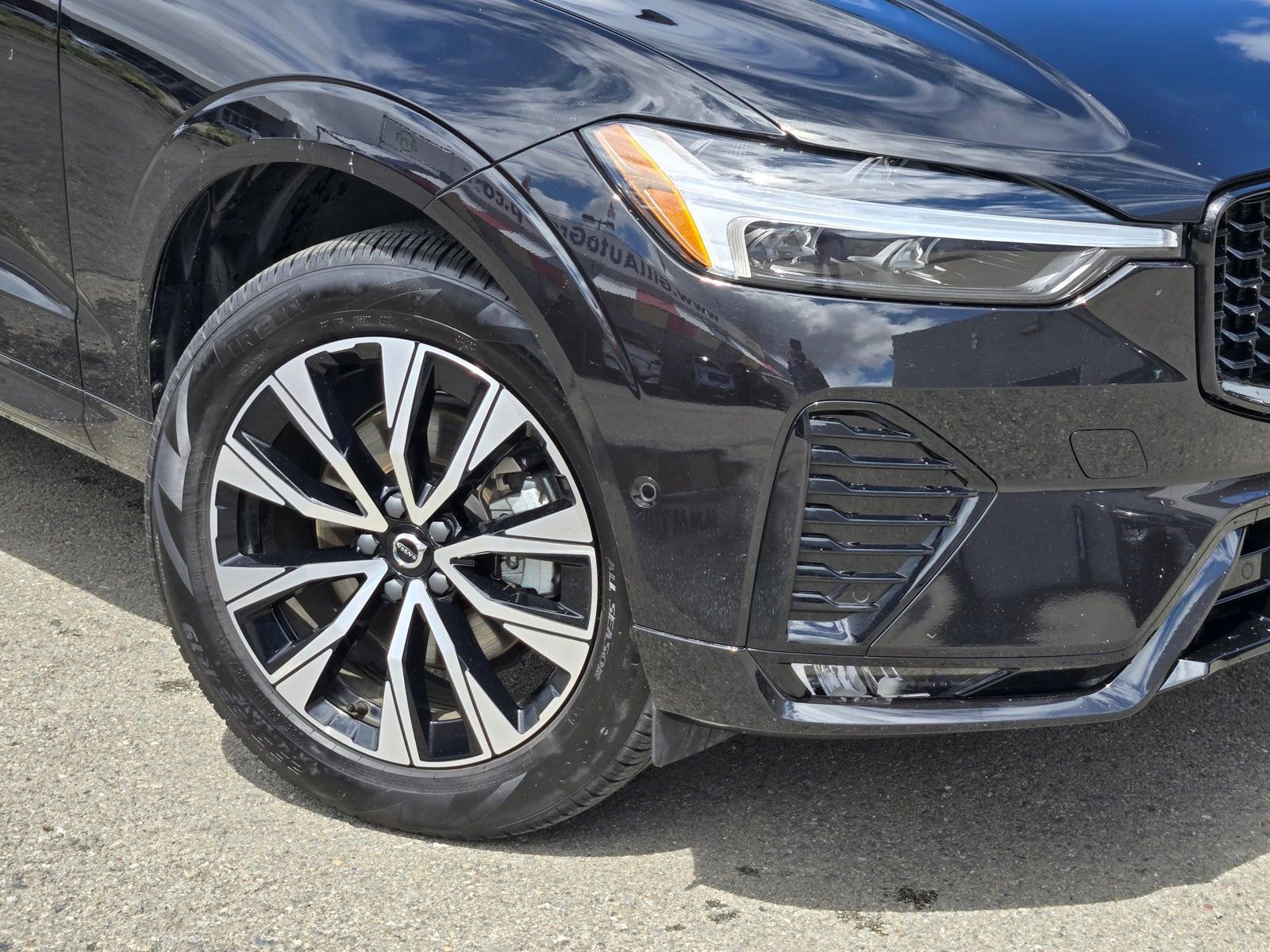 Used 2025 Volvo XC60 B5 Plus AWD/4WD image 9