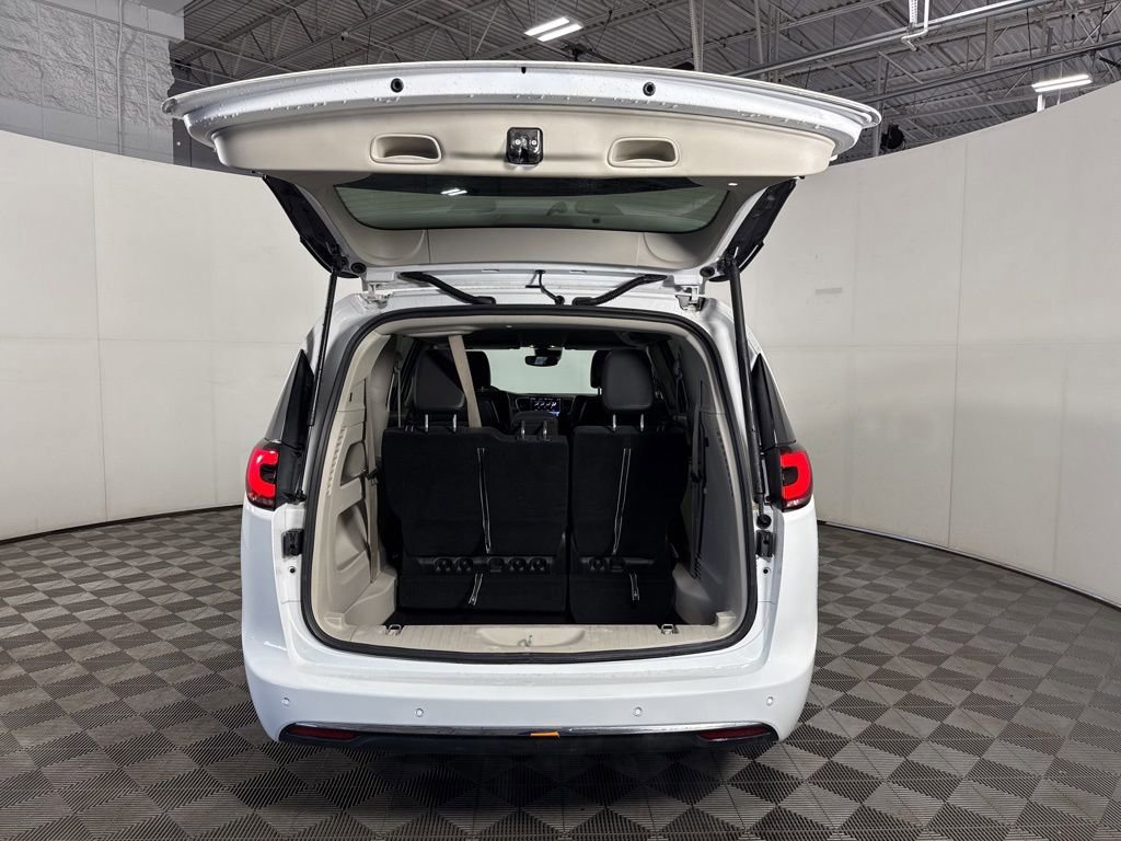 Used 2024 Chrysler Pacifica Touring-L image 11