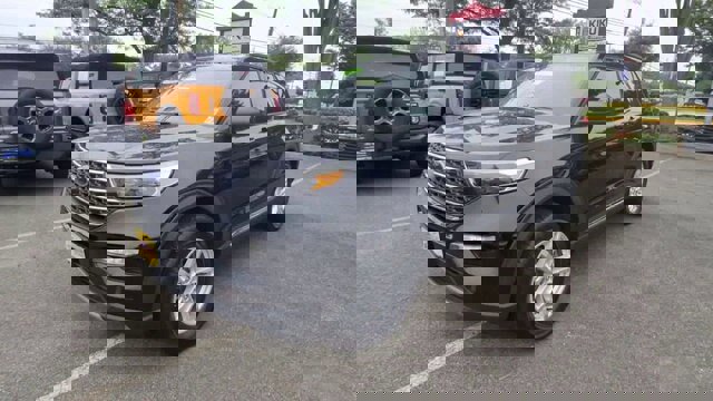 Certified 2022 Ford Explorer XLT w/ Equipment Group 202A image 2