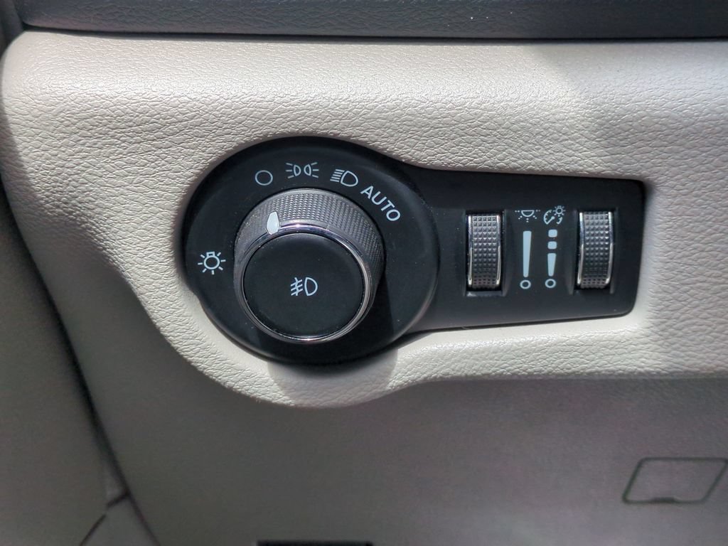 Used 2023 Chrysler Pacifica Touring-L FWD image 15