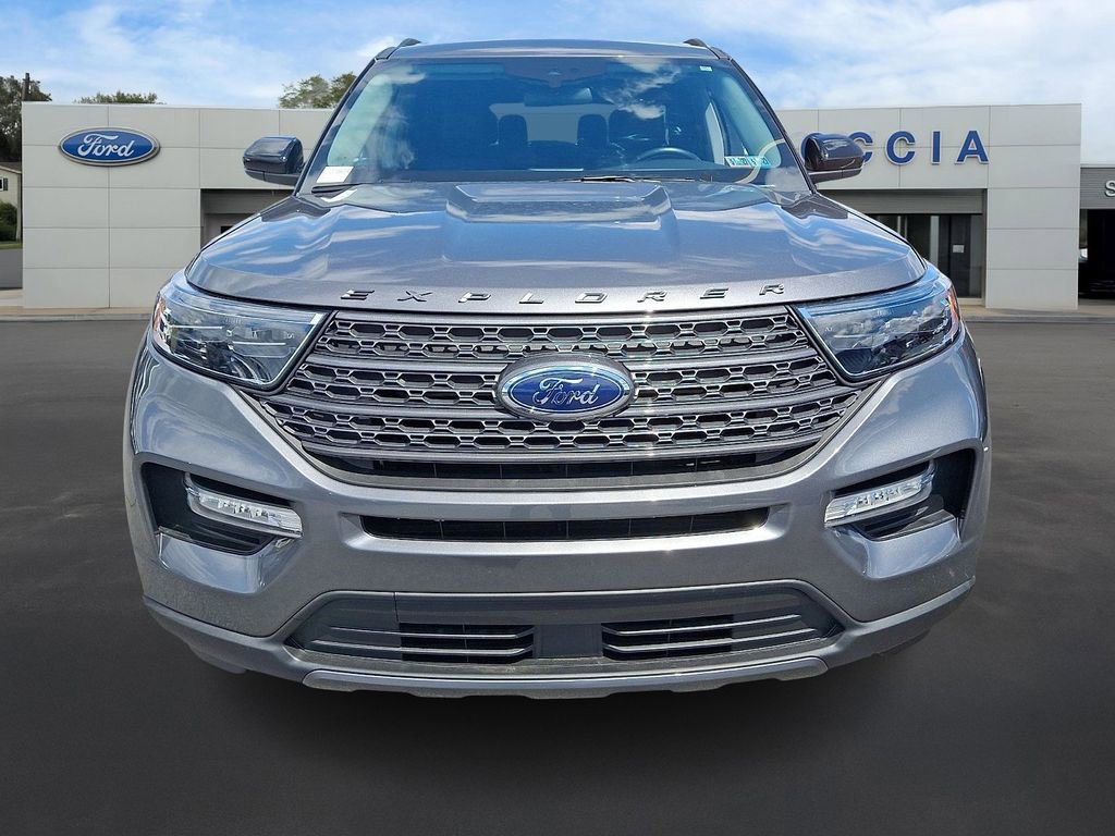Certified 2022 Ford Explorer XLT w/ Equipment Group 202A AWD/4WD image 2