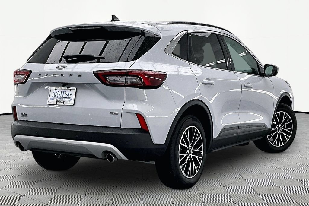 Certified 2025 Ford Escape SE FWD image 2