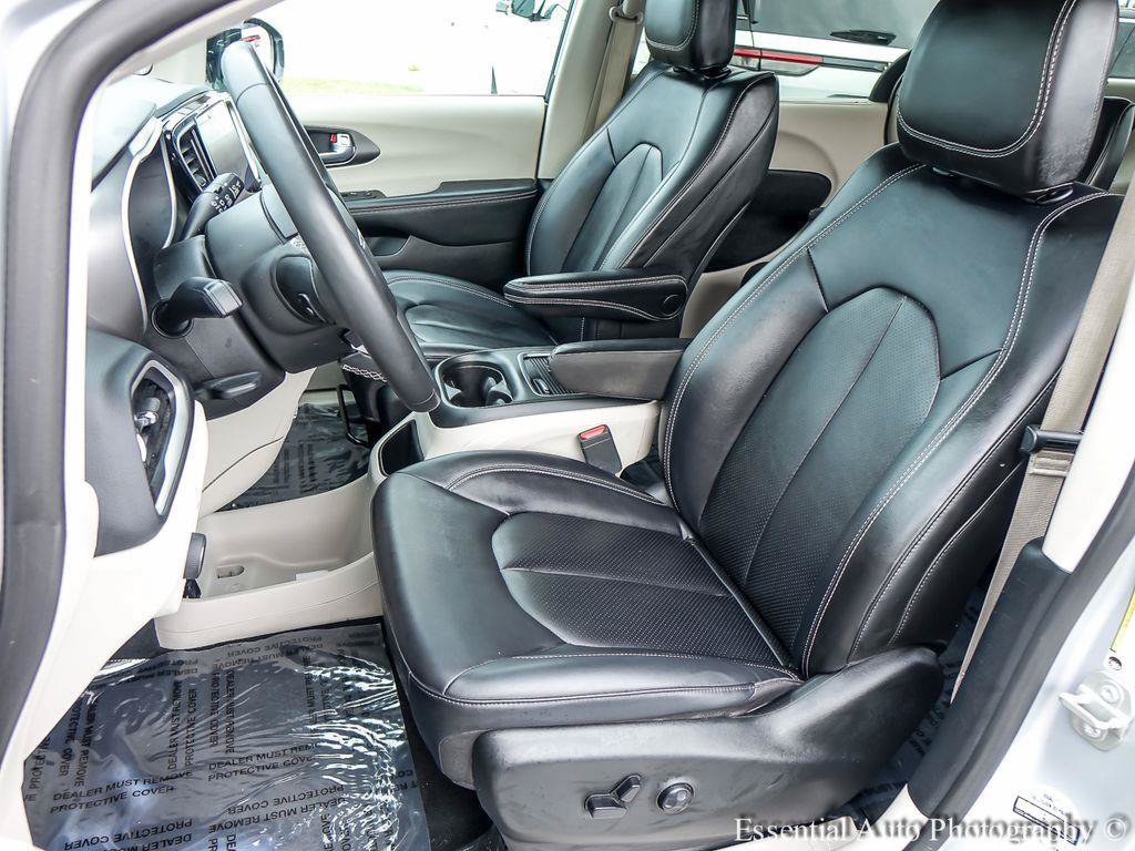 Used 2024 Chrysler Pacifica Touring-L FWD image 9