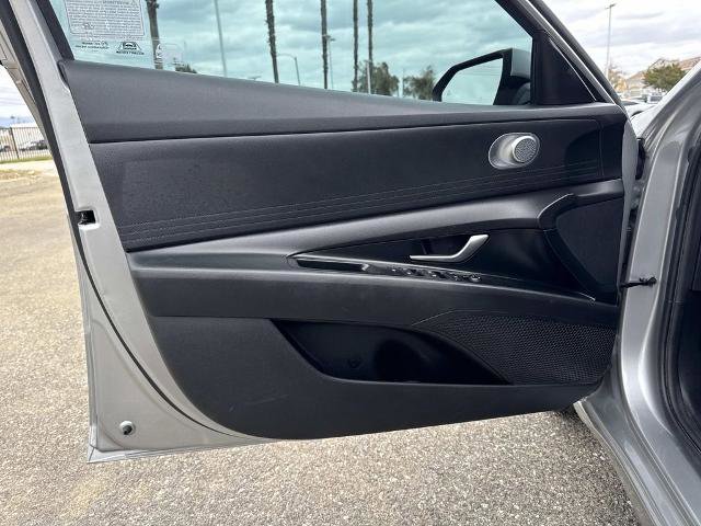 Used 2021 Hyundai Elantra SE FWD image 18