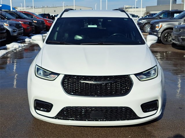 Used 2021 Chrysler Pacifica Touring-L w/ Uconnect Theater Family Group image 8