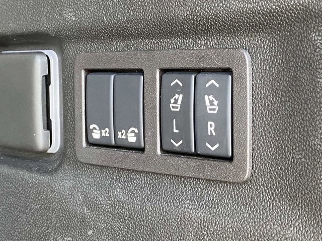 Used 2024 GMC Yukon XL SLT w/ SLT Luxury Package image 13