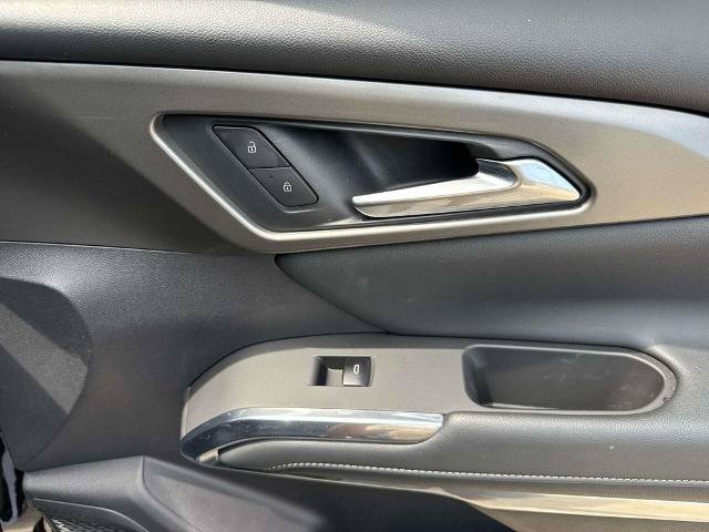 Used 2025 Chevrolet Traverse LT FWD image 14