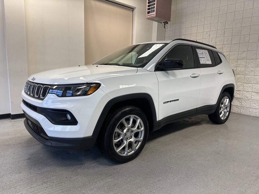 Used 2023 Jeep Compass Latitude image 12
